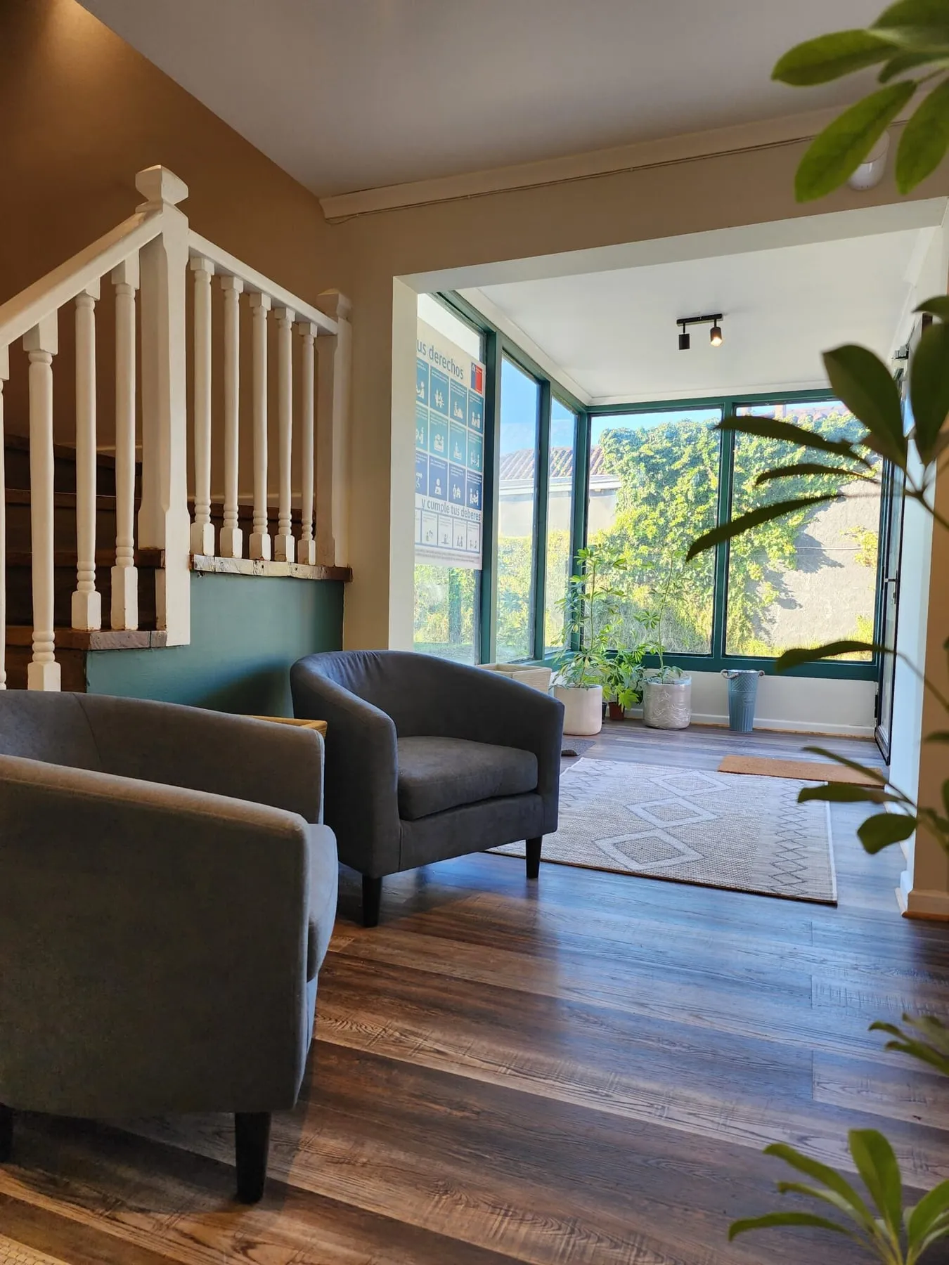 Sala de espera de Arrayanes Salud con sillones y ventanales hacia el jardín
